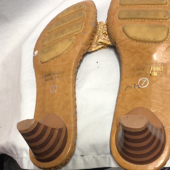 Up close brand sz 7 gold yellow and glitter heeled slides - Picture 5 of 11